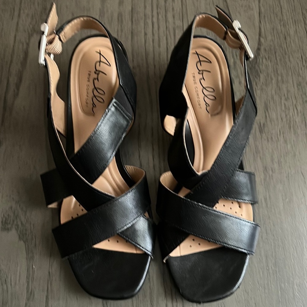 Comfortable sandals sz 7
